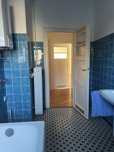 2,5-Zimmer-Altbauwohnung mit Balkon in Untergiesing, Denkmalschutz – Bad -> Flur