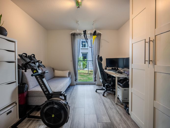 Mieszkanie na parterze z dużym ogrodem, słonecznym tarasem i dwoma miejscami parkingowymi w garażu podziemnym – Büro-/Kinderzimmer