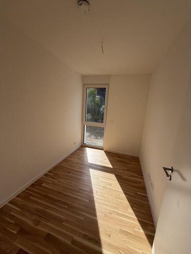 Jouw nieuwe thuis in het groen: nieuwbouwappartement met 2 kamers en tuin – Schlafzimmer