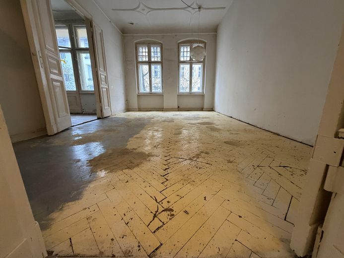 2. Zimmer zur Straße 