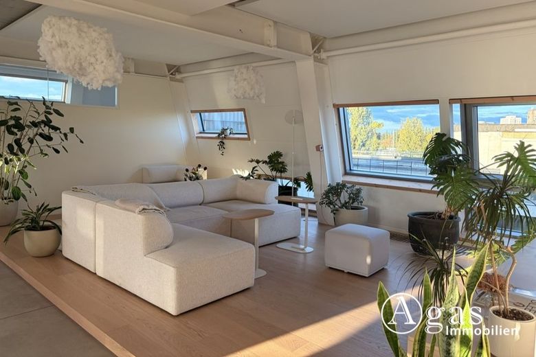 Innovation trifft Komfort: Modernes Büro über 2 Etagen mit Panorama-Dachterrasse  zu vermieten – Social Area 4. Etage
