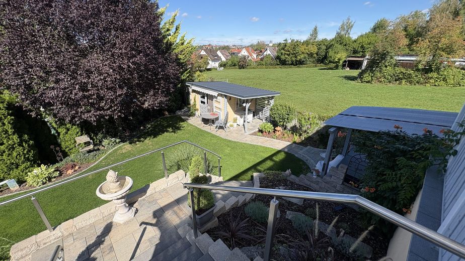 Orman kıyısında sakin bir konumda sıra dışı bir ev. Havuzlu, jakuzili ve uzak manzaralı eşsiz bir mülk. – Treppe zum Garten