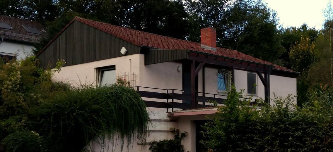 Der glasüberdachte Eingang ...