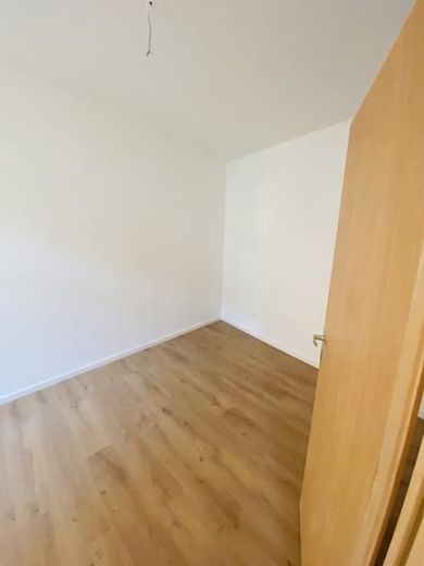 2-Zimmer mit Laminat, Wanne, Dusche und sep. WC und in zentraler Lage! – IMG_9977