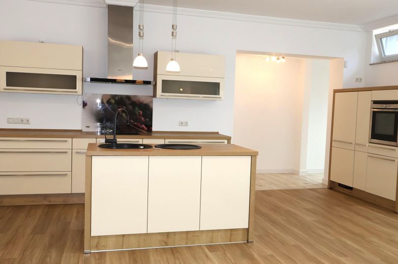 Moderno apartamento independiente de 105 m² con chimenea, cocina equipada y terraza en Winsen (Luhe) – Küche