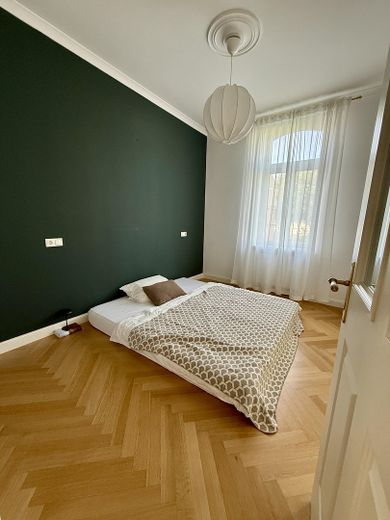 Balkonlu ve bahçeli, gün ışığı alan 4 odalı tarihi bina dairesi – Schlafzimmer
