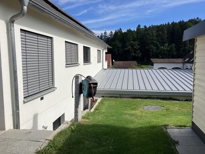 Seitenansicht mit Garagendach