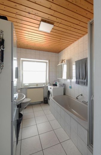 Moderne DG-Wohnung mit viel Charme – Bad