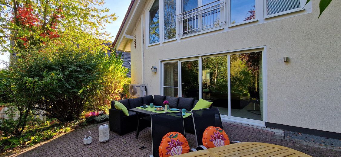 EFH / großer Hausteil mit EBK, Kamin, 2 Terrassen und traumhaftem Garten in direkter Seenähe 🌊 – Terrasse am Wohnzimmer