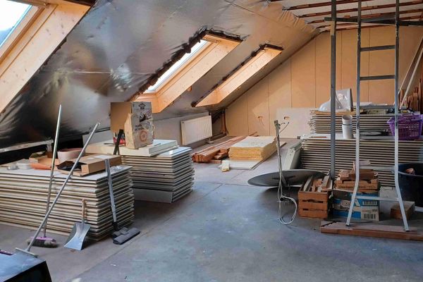 renov.bedürft. 3,5-Zi-Whg mit Balkon und EBK samt sep. DG-Whg. im Rohbau, in freundl. MFH in HN