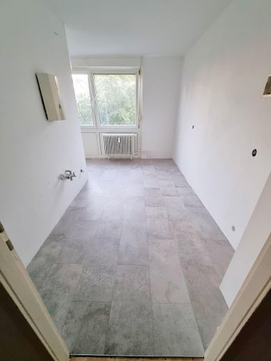 कमीशन-मुक्त! 3,5 कमरों का अपार्टमेंट 78m² – Küche 8,6m² (RENOVIERT)