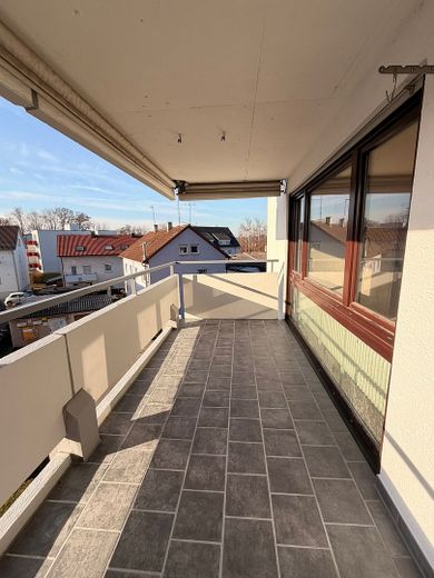 Sofort verfügbar: Gepflegte 3-Zimmer-Wohnung mit Tiefgarage & großem Südwestbalkon in gefragter Lage – Neu modernisierter Balkon