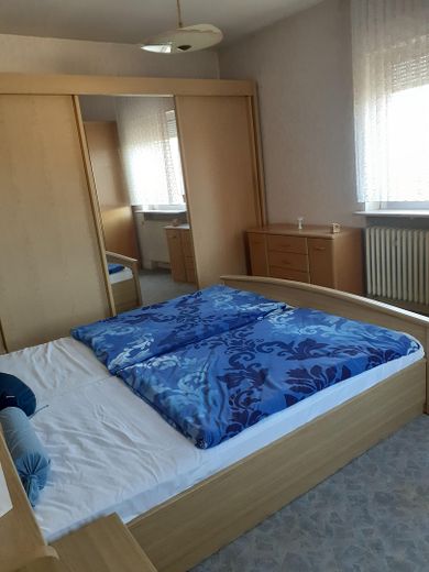 Schlafzimmer 1. OG, 2 Fenster
