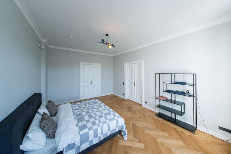 Recién reformado. Disponible para entrar y sin comisión. Lujo en un edificio antiguo en pleno centro de la ciudad. – Schlaf- oder Esszimmer