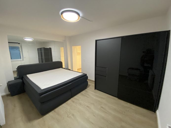 Reformado, amueblado, primera ocupación, entrada propia, céntrico – Schlafzimmer