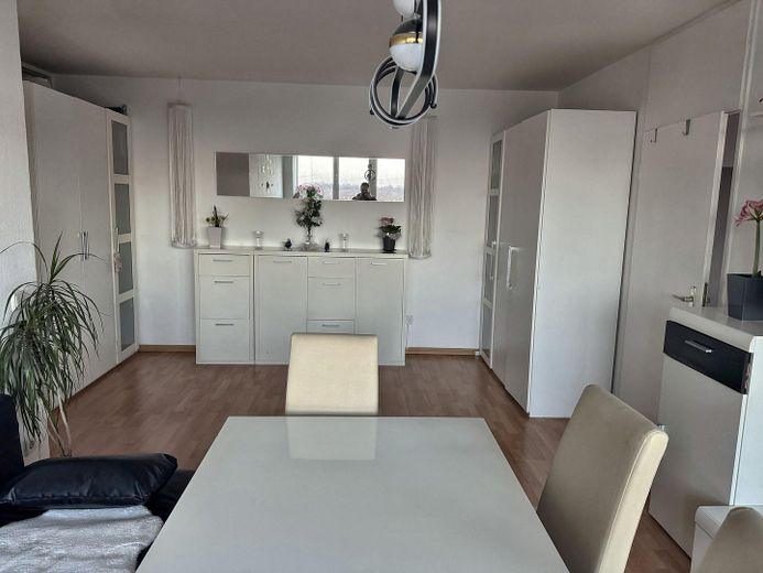 Yeni yenilenmiş 3 odalı kat mülkiyetli daire, 75 m², 7. kat, balkonlu, tamamen mobilyalı, 145.950 € – Wohnzimmer mit Stauraum