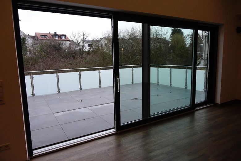 Wohnen wie im Penthouse: Galerie, Kamin und riesiger Wohnbereich – Wohnbereich