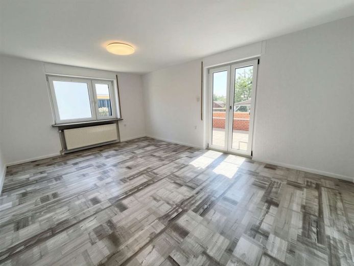 Luminoso appartamento di 3 locali con terrazza e garage a Neustadt! – Photo 1