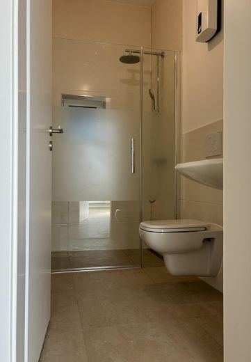 Hochwertige Fünfer-WG, Familienwohnung oder Praxis: Erstbezug nach Kernsanierung in der Innenstadt – Badezimmer