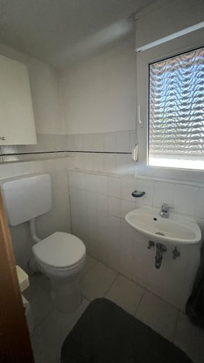 Großzügige 5-Zimmer-Wohnung mit Garten, Terrasse und Garage – Foto 9