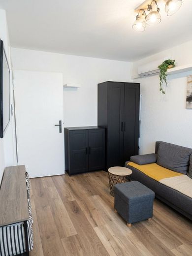 Ekskluzywne, odnowione 3-pokojowe mieszkanie – stylowo umeblowane i gotowe do zamieszkania! – Wohn- und Essbereich 