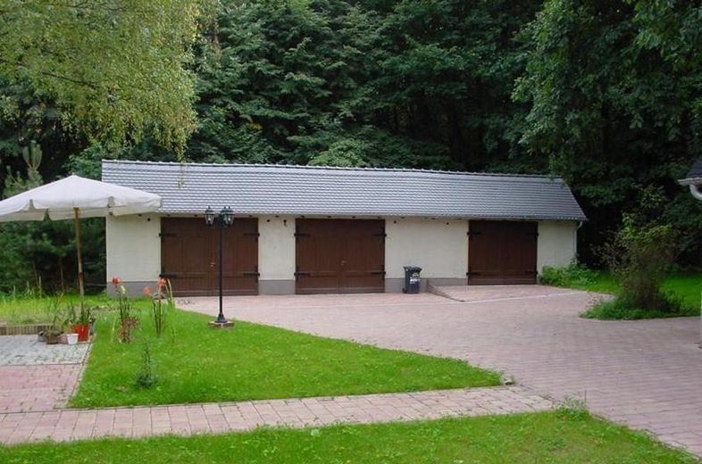 Exklusiv DG-Penthouse JAGDSCHLOSS 20km von L-Bhf 210m², 40m² Dachterrasse, Park, See, 2 Bäder – Garagengebäude