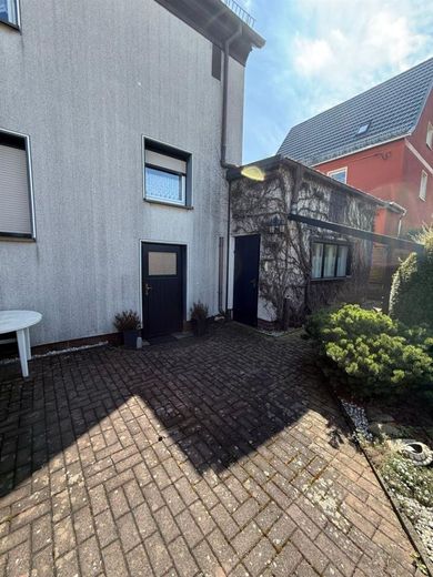 Doppelhaushälfte mit großer Garage, Carport, Wa, Du. und sonnigem Grundstück am Stadtrand – Hausansicht