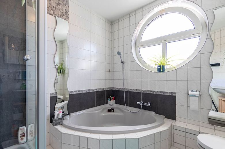 Wohnen mit Charakter - stilvolle Split-Level-Wohnung mit 3,5 Zimmern in Riedstadt-Crumstadt – V560-2613-19