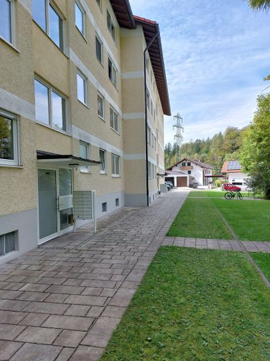 світла 1-кімнатна квартира на першому поверсі площею 35 м² у тихому місці, Kochel am See, am Lainbach 17 – Weg zum Hauseingang