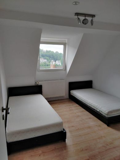 Sehr schöne teilmöblierte 4 Zimmer 103 qm DG Maisonette Wohnung mit EBK, Balkon usw. – Wände neu in weiß gestrichen