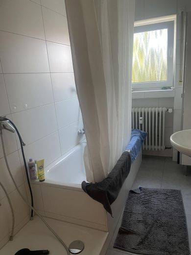 Schöne helle 3-Zimmerwohnung – Bad1