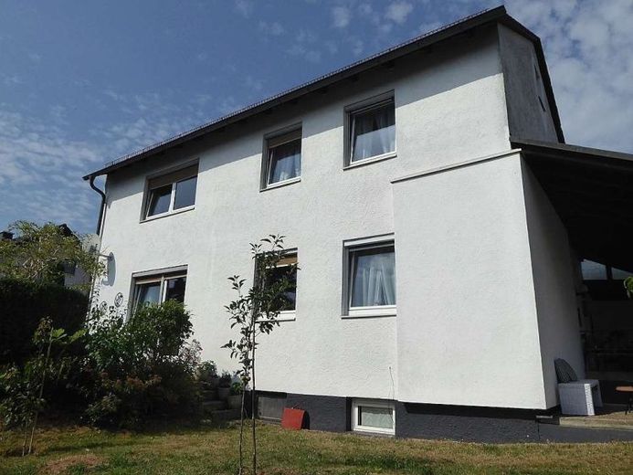 Versatile casa unifamiliare o bifamiliare con bel giardino in posizione tranquilla a Selbitz – Foto 1