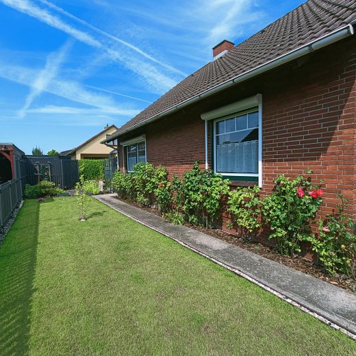 Einfamilienhaus Freistehend - großräumig saniert – Haus Seitenansicht