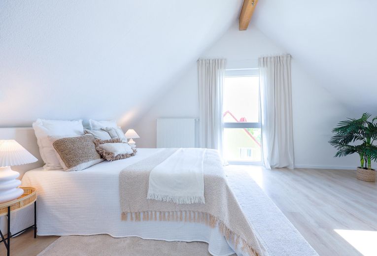 *** Provisionsfrei und sofort verfügbar: Moderne Doppelhaushälfte in toller Lage *** – Schlafzimmer DG