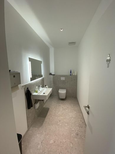 Interessante proprietà ad uso ufficio con potenziale di rendimento in una posizione molto richiesta a Schönefeld Großziethen – Beispiel WC Anlagen EG