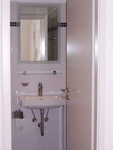 SCHWABING-WEST HELLE, MODERNISIERTE 2-ZIMMER-WOHNUNG MIT LOGGIA, SCHWIMMBAD UND GROSSER DACHTERRASSE – Badezimmer