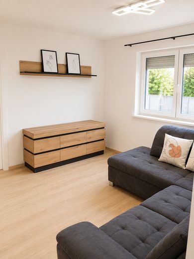 Möblierte 2-Zimmer-Neubauwohnung, Terasse, PKW-Stellplatz – Wohnbereich