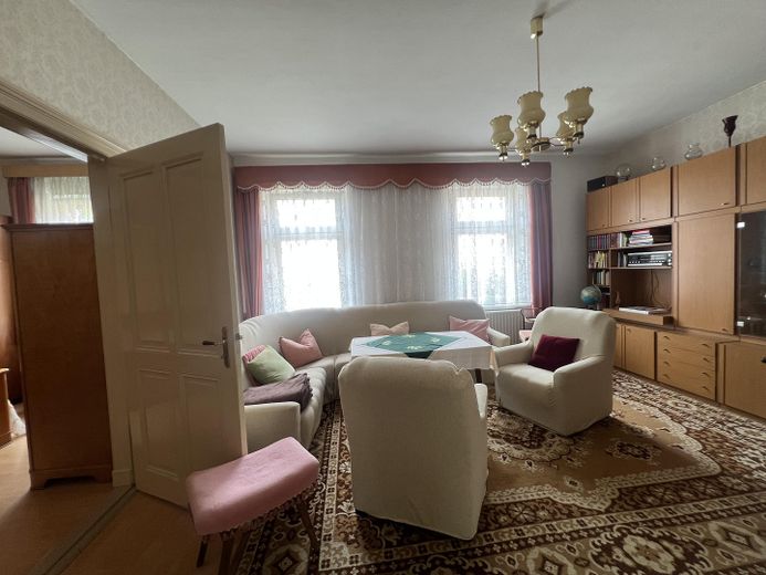 2 Familienhaus mit Scheune, Garagen und großem Garten – Erdgeschoss Wohnzimmer