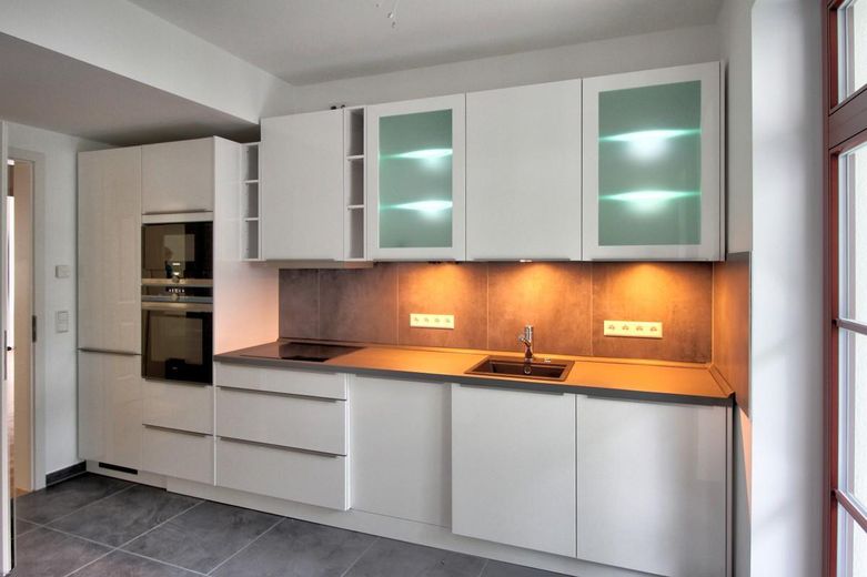 Neu sanierte 2-Zimmer-Wohnung mit Luxus-Einbauküche und Balkon – फोटो 2