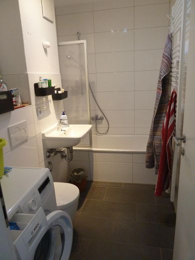 Bright 2-room apartment in a central, quiet location with balcony, loggia, view of greenery and parking space – Badezimmer
