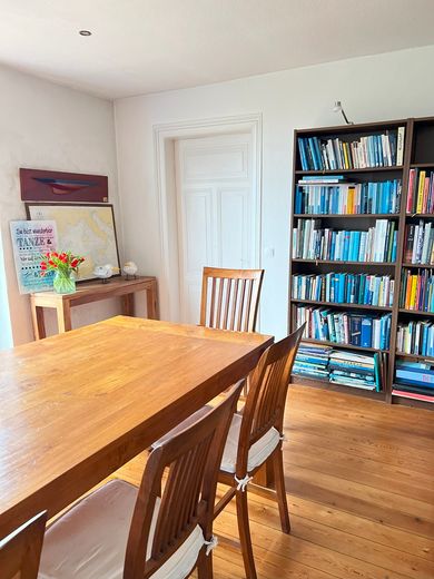 Traumhafter Resthof in absoluter Alleinlage direkt hinterm Eiderdeich mit eigenem Leuchtturm! – Wohnzimmer Betreiber Haus 1
