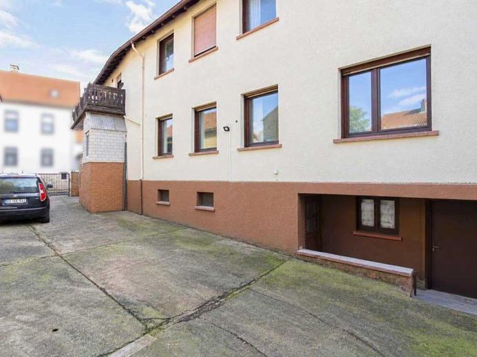 Attractive investment property with two residential units and immediate rental potential – Photo 1