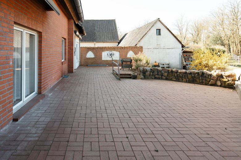 Provisionsfrei ins Familienglück: Traumhaftes Generationenhaus im Grünen mit viel Platz! – Terrasse