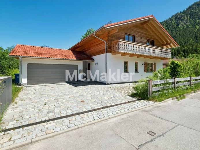 Alpenchalet-Ensemble am Schliersee – zwei neuwertige Häuser auf ca. 2.132 m² – Foto 1