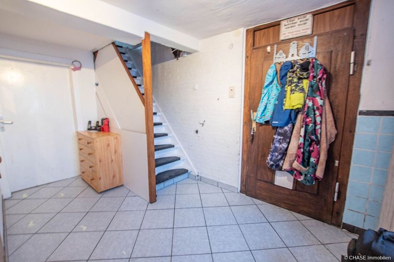 2x Einfamilienhäuser mit Entwicklungspotenzial - Teilvermietete Kapitalanlage in Rollshausen! – Haus 1 Flur