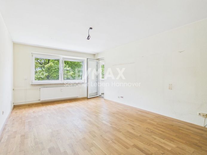 Renovierungsbedürftige 3- Zimmer Wohnung mit sonniger Loggia – Wohnzimmer