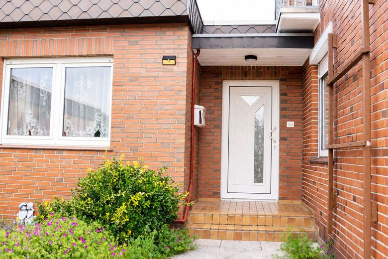 Viel Platz für Ihre Familie - Haus mit wunderschönem
Garten &amp; Einliegerwohnung – Einladender Eingangsbereich