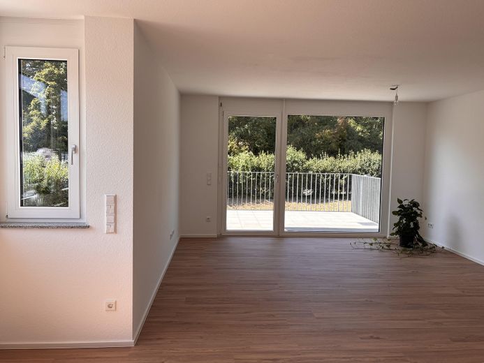 Jasne 2-pokojowe mieszkanie w nowym budownictwie z kuchnią, balkonem i 2 miejscami parkingowymi w Nürtingen-Oberensingen – Wohnen