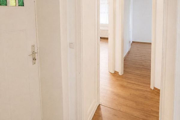 Gut geschnittene 2-Zimmer-Wohnung, umfassend modernisiert, zentrale Lage