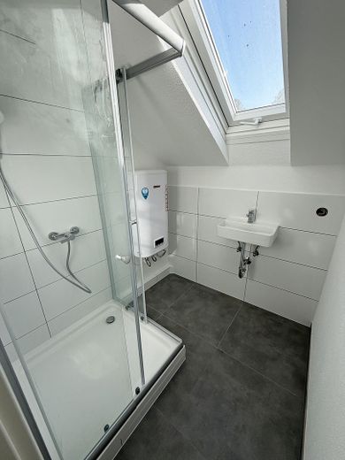 Piso de 2 habitaciones en ático, completamente renovado, con plaza de aparcamiento en Oberstenfeld – Bad mit Dusche